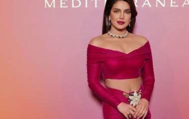 В топе и длинной юбке с цветком: Приянка Чопра сияла в малиновом наряде на мероприятие в Венеции