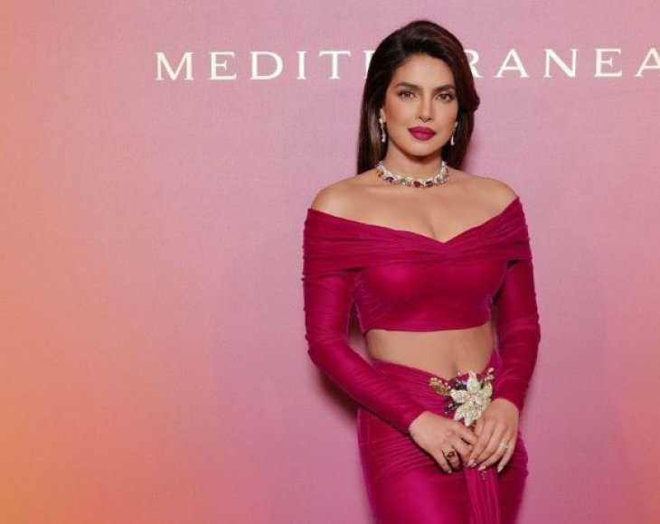 В топе и длинной юбке с цветком: Приянка Чопра сияла в малиновом наряде на мероприятие в Венеции