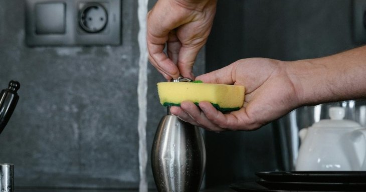 Як відмити пригорілу каструлю за 10 хвилин: швидкий спосіб з лимонною кислотою та содою