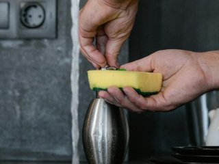 Як відмити пригорілу каструлю за 10 хвилин: швидкий спосіб з лимонною кислотою та содою