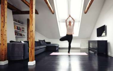 Как обустроить место для йоги у себя дома: 4 простые идеи