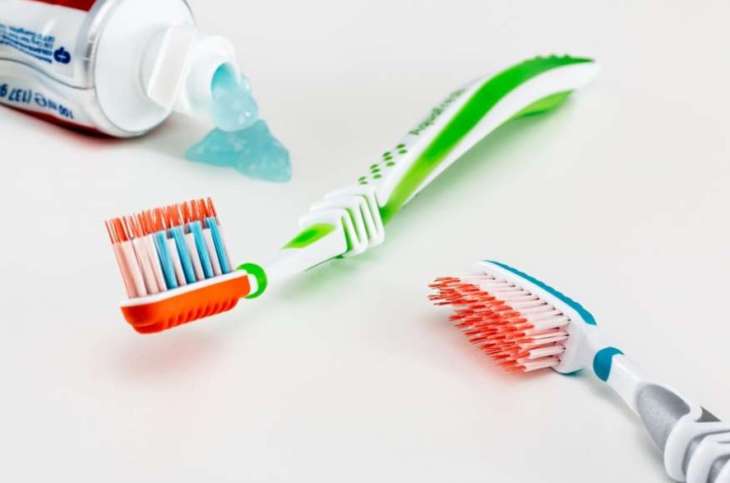 Медики з'ясували, коли краще чистити зуби до сніданку чи після