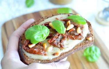 Тартины с вялеными томатами