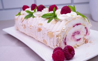 Вместо «Павловой»: рецепт самого вкусного меренгового рулета