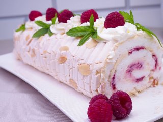 Вместо «Павловой»: рецепт самого вкусного меренгового рулета