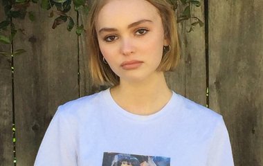 Лили-Роуз Депп показала редкие фотографии своего брата