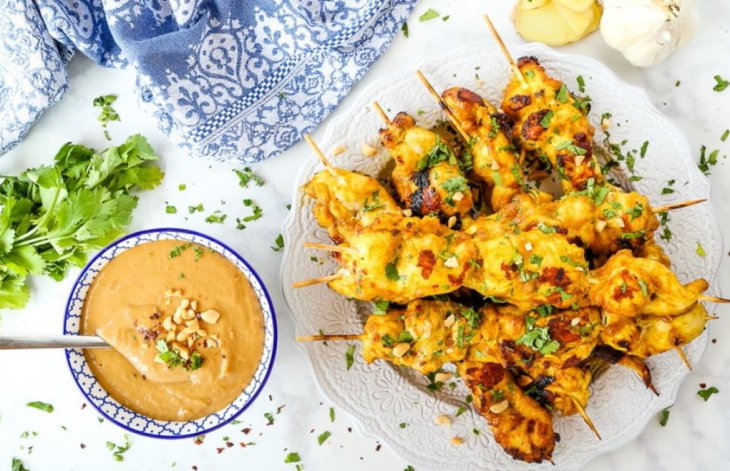 Сатай из курицы с ореховым соусом
