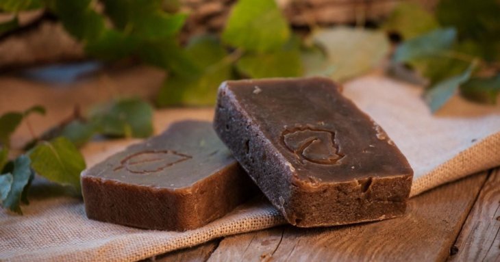 Не лише для прання і миття голови: яка користь дігтярного мила для здоров’я та побуту