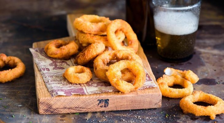 Готовим кольца из лука, жареные в кляре