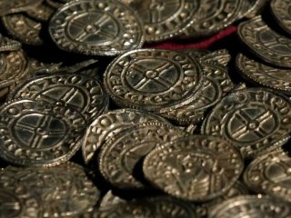 Схованка за картиною: у сільському будинку знайшли скарб на 3,5 млн доларів