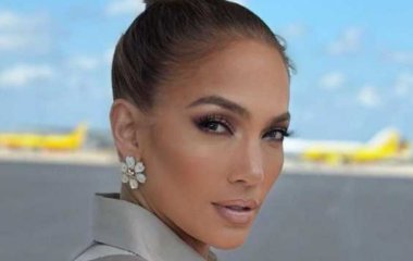 В джинсовом платье со смелыми вырезами: Дженнифер Лопес восхитила сеть уличным стилем