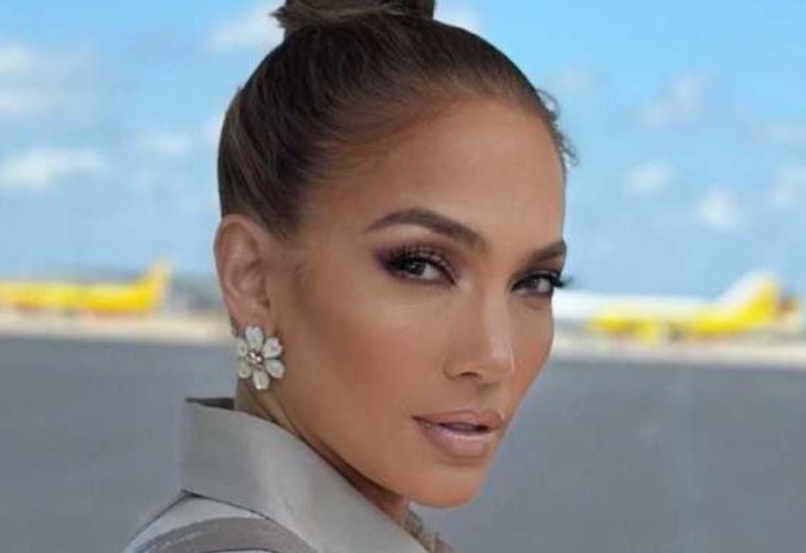 В джинсовом платье со смелыми вырезами: Дженнифер Лопес восхитила сеть уличным стилем