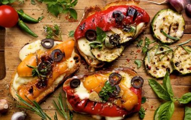 Брускетта с моцареллой и овощами гриль