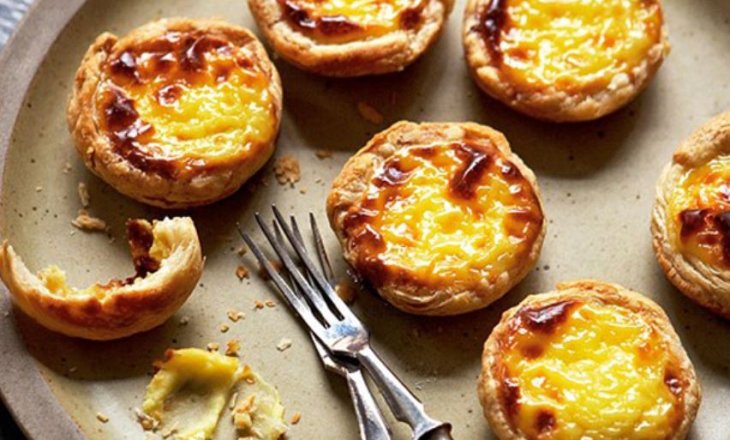 Португальское слоеное пирожное с заварным кремом