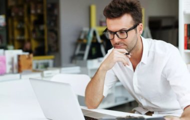 Лікар розповів, як уникнути погіршення зору під час роботи за комп'ютером.