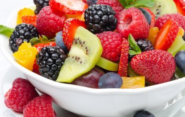 Прошу к столу: рецепты лучших фруктовых салатов для лета