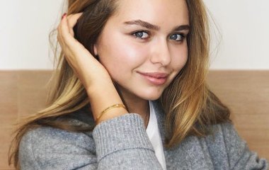 Дочь Дмитрия Маликова позировала у новогодней елки с маленьким братом на руках