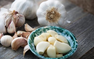 Вживання часнику може знизити ризик розвитку раку грудей та товстої прямої кишки.
