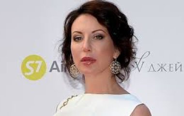 Алика Смехова вышла в свет в костюме за 8,5 тысяч рублей