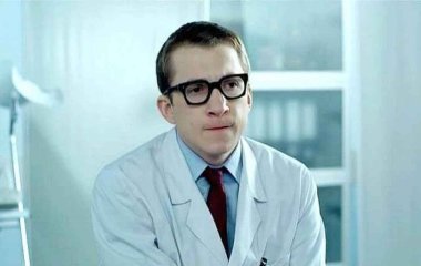 Боря Левин из «Интернов» переехал в Лондон и работает официантом