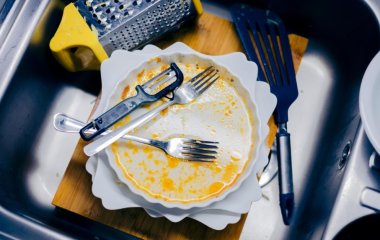 Заблестит, как новая: названы простые лайфхаки, как отчистить посуду от желтого налета