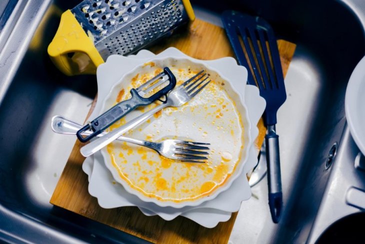 Заблестит, как новая: названы простые лайфхаки, как отчистить посуду от желтого налета