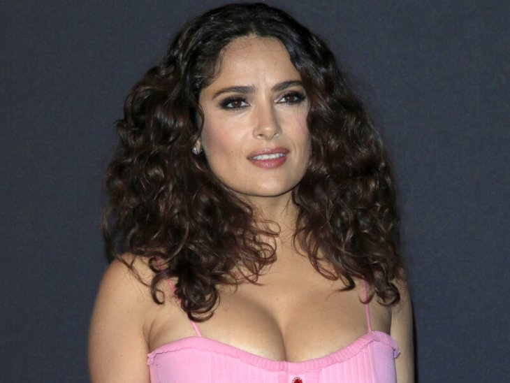 Гаек снялась на отдыхе в бикини и полураскрытой кружевной накидке