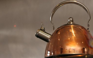Киньте перед кип’ятінням цей предмет — і забудьте про накип у чайнику
