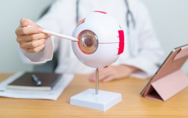 Чому смикається око і як позбутися 