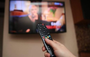 Сомнолог попередила про небезпеку спати з увімкненим телевізором