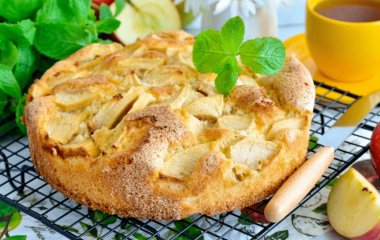 Пишна яблучна шарлотка: як приготувати смачну випічку