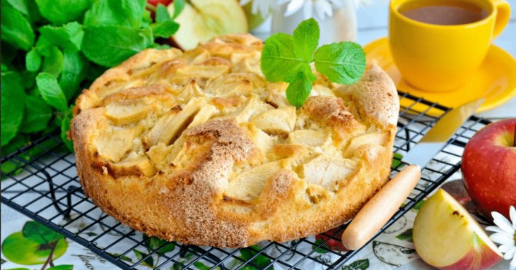 Пишна яблучна шарлотка: як приготувати смачну випічку