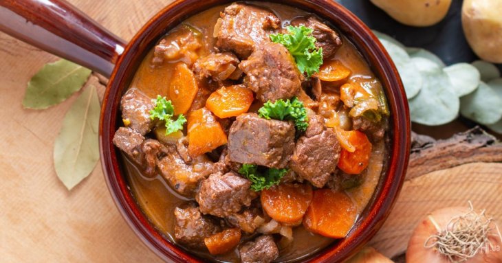 Забудьте про томатну пасту та борошно: додайте в гуляш цей продукт — і соус буде густим