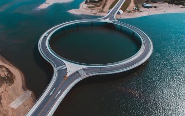Найдивніший міст у світі: примха архітекторів насправді має практичну мету (відео)