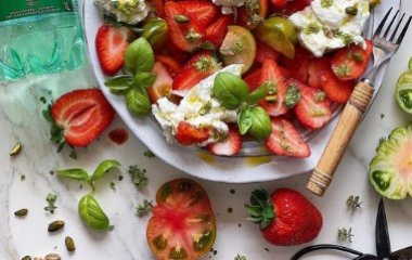 Вкусный салат из клубники и помидоров черри за 20 минут