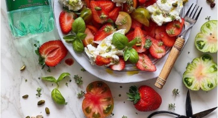 Вкусный салат из клубники и помидоров черри за 20 минут