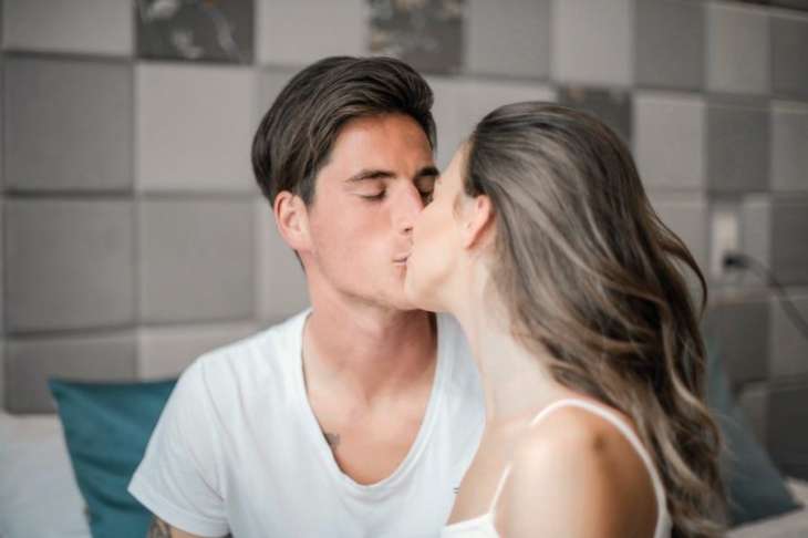 5 способов дотронуться до мужчины при поцелуе, чтобы он сгорал от желания продолжить