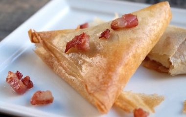 Пирожки с сыром камамбер и беконом