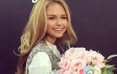 Дочь Дмитрия Маликова прогулялась по Москве в эффектной мини-юбке