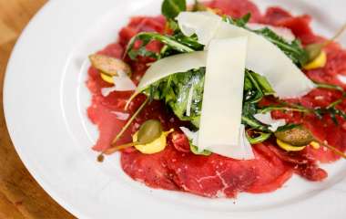 Карпаччо из говядины с рукколой