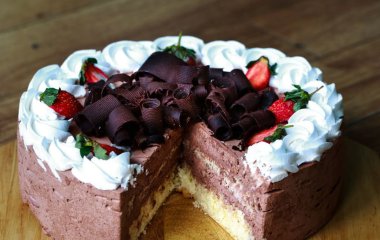 Як розрізати торт, якщо не виявилося ножа під рукою: кухонні лайфхаки