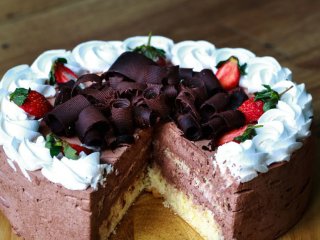 Як розрізати торт, якщо не виявилося ножа під рукою: кухонні лайфхаки