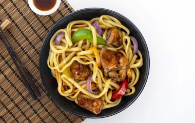 Лапша удон с курицей и овощами в соусе терияки