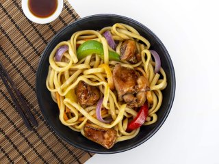 Лапша удон с курицей и овощами в соусе терияки