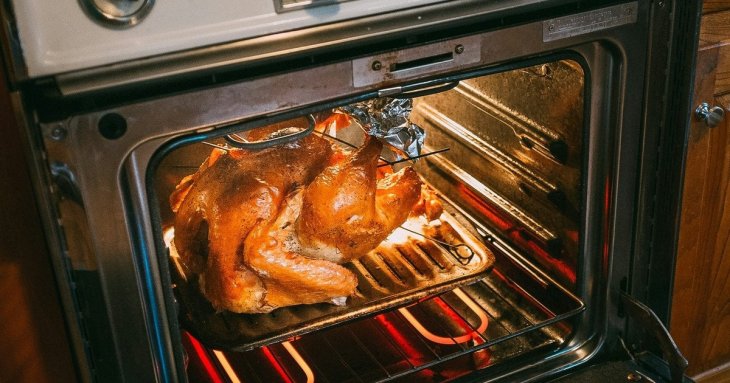 Насипали, налили, увімкнули — і жир сам стік за 20 хвилин: простий спосіб відмити навіть найзабрудненішу духовку