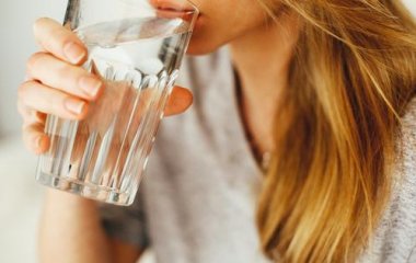 Лікар розповіла, у яких випадках небезпечно пити мінеральну воду