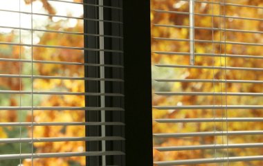 Як наші бабусі мили вікна без плям: геніальний лайфгак із двома ганчірками, перевірений поколіннями