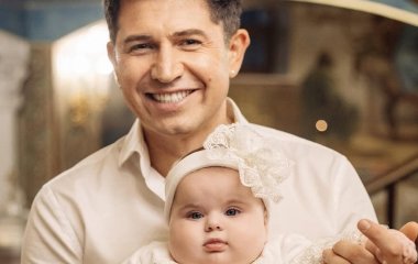 Андрій Джеджула похрестив новонароджену доньку та на фото з таїнства вперше повністю її показав