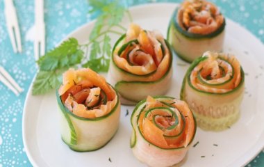 Рулетики с лососем