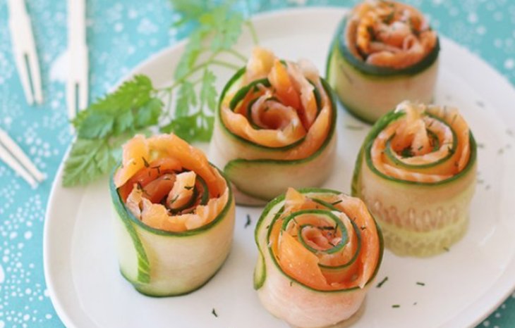 Рулетики с лососем